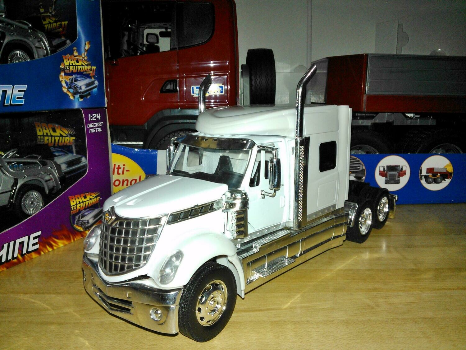 Camion Giocattolo HTC 1:32 – International Lonestar Con Rimorchio E Rocce – Modello Da Collezione