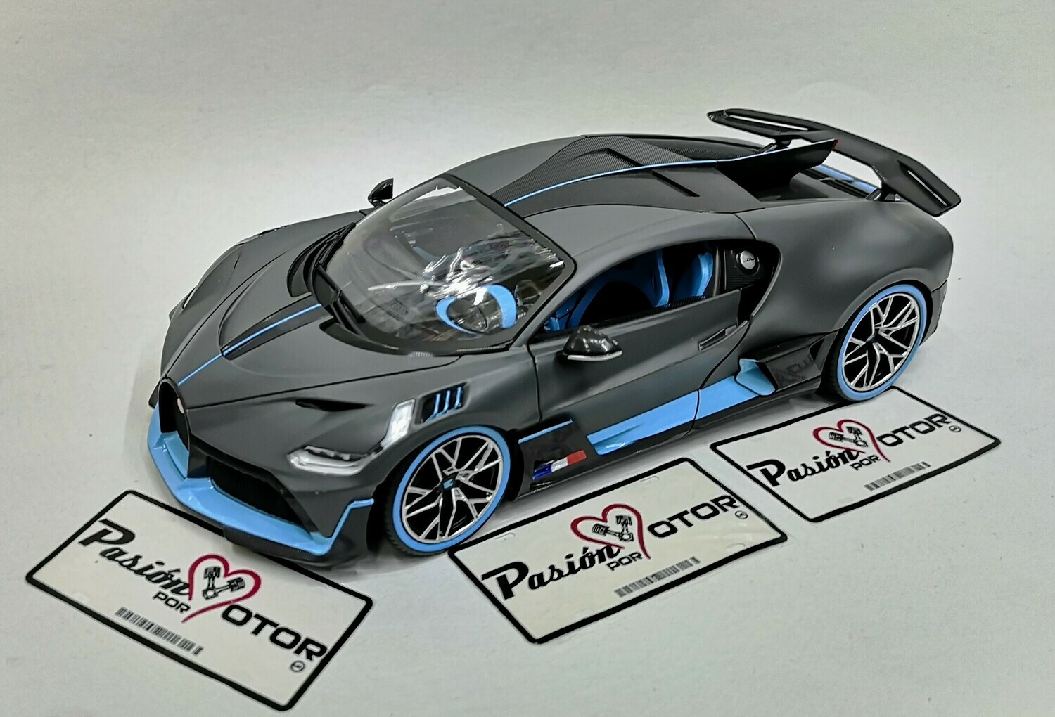 1:18 Bugatti Divo Coupe 2018 Gris con Azul BBURAGO