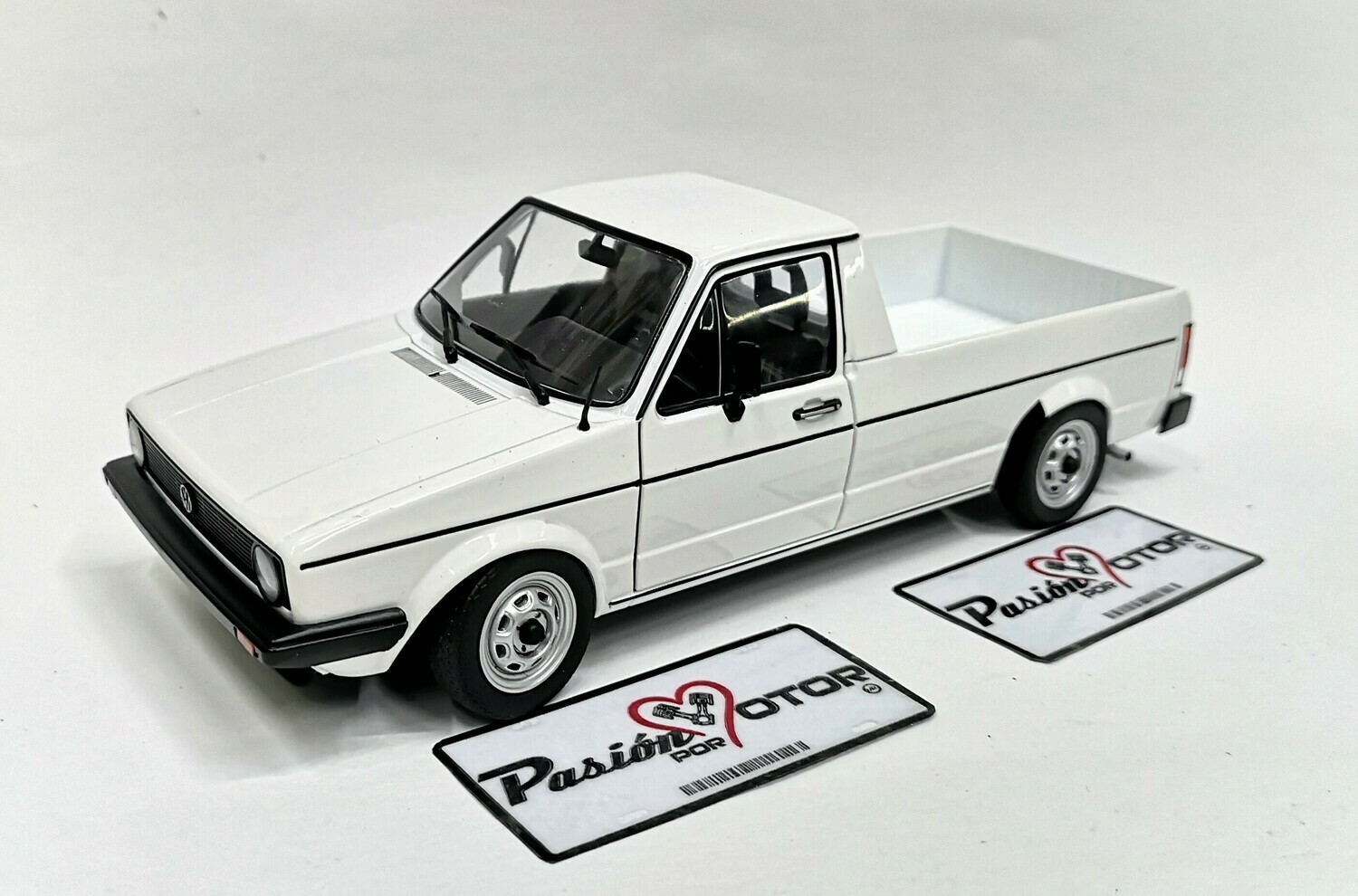 1:18 Volkswagen Caddy Pick Up MKI 1982 Blanco Solido Con Caja