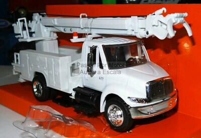 1:43 International 4200 Durastar 2001 Con Broca Barrena Cia de Luz Blanco NEW RAY 02922