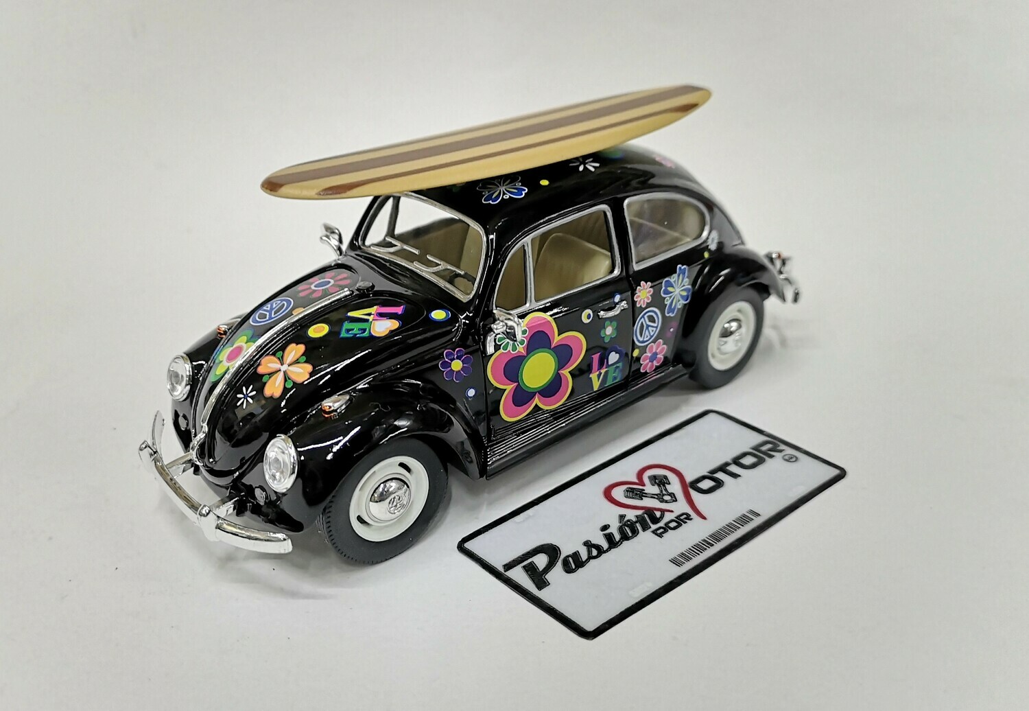 1:24 Volkswagen Beetle 1967 Negro Hippie Con Tabla de Surf Vocho Kinsmart En Display / A Granel