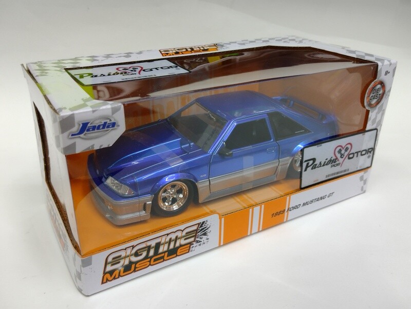 Jada Toys 1:24 Ford Mustang Fastback GT 1989 Azul Candy y Gris Con Caja