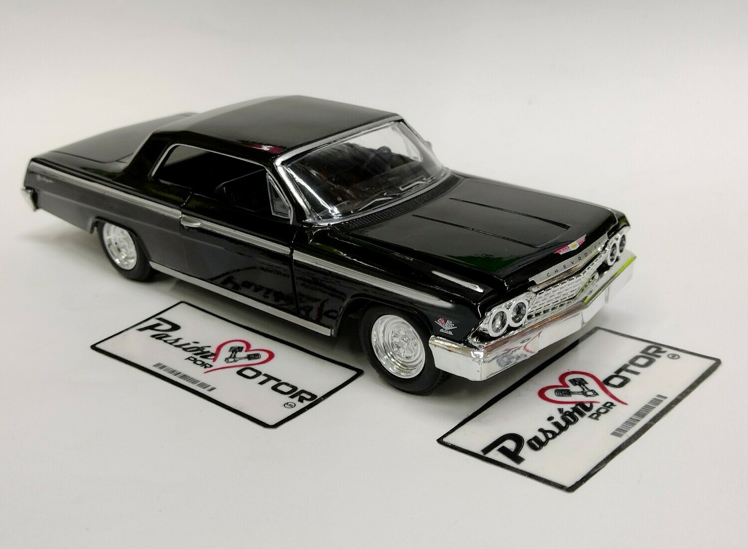 1:25 Chevrolet Impala SS Coupe 1962 Negro NEW RAY Muscle Car Collection 1:24