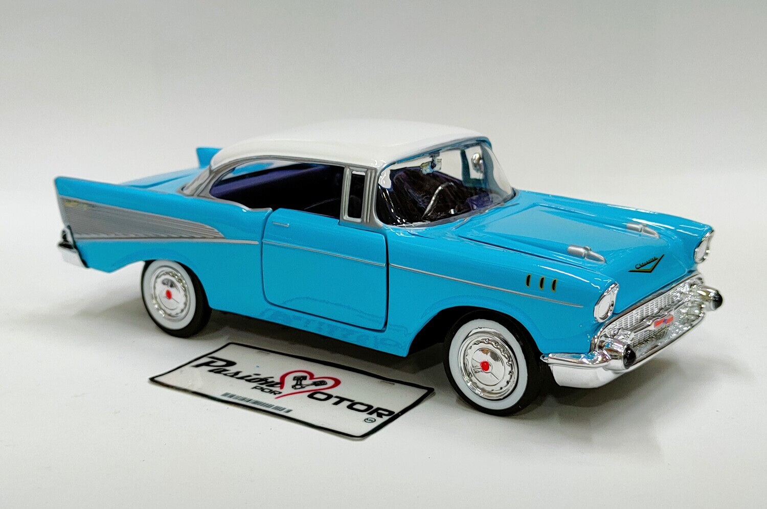 1:24 Chevrolet Bel Air Coupe 1957 Azul y Blanco MOTOR MAX Timeless Legends