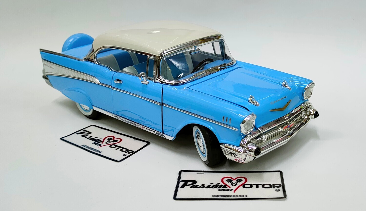 1:18 Chevrolet Bel Air Coupe Hard Top 1957 Lucky Die Cast Road Legends Con Caja