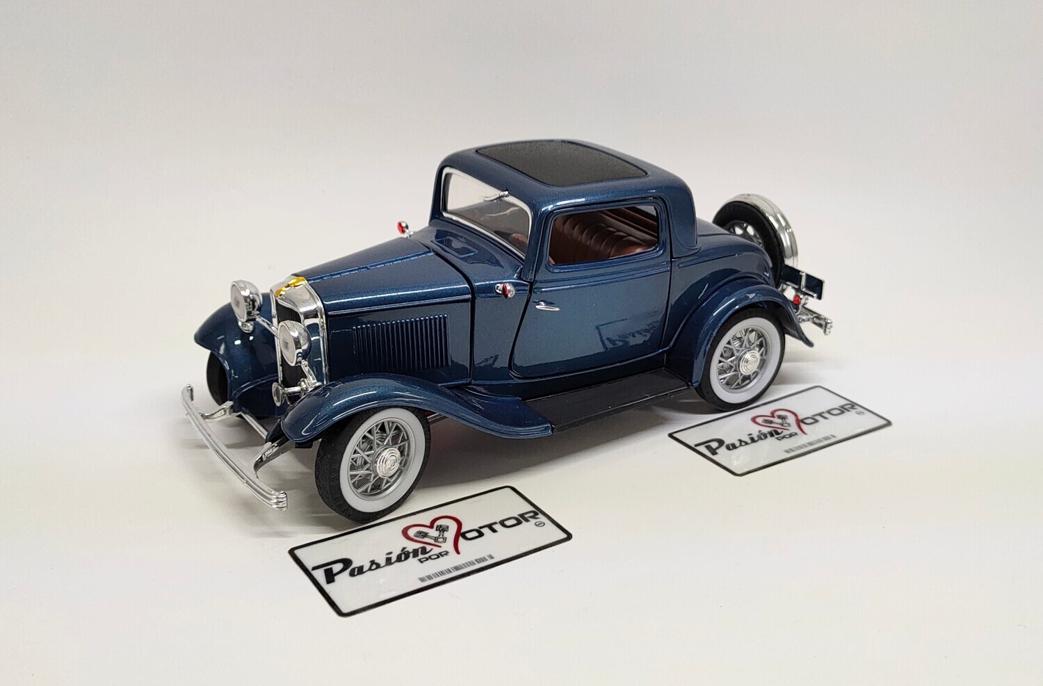 1:18 Ford Model A 3 Window Coupe 1932 Azul LUCKY DIE CAST Road Legends Carcacha