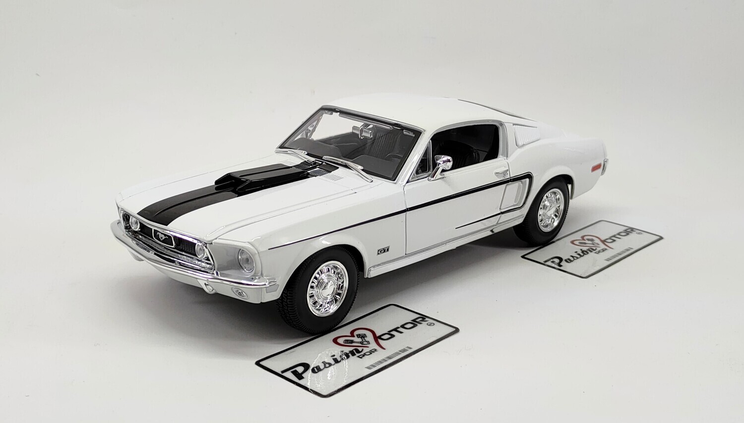 1:18 Ford Mustang Cobra Jet Fastback 1968 Blanco MAISTO Special Edition