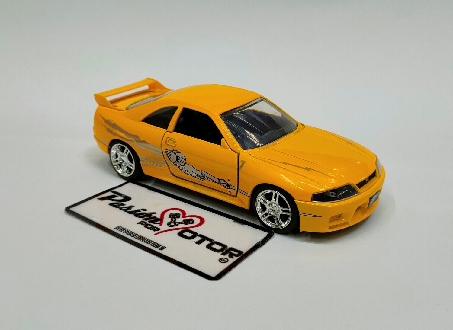 1:35 Nissan Skyline GT-R (BCNR33) Coupe Leon´s 1995 Amarillo Jada Toys Rapido y Furioso 1 En Caja 1:32