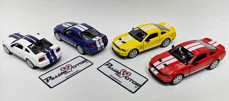 1:38 Ford Shelby GT500 Coupe 2007 Kinsmart En Display a Granel 1:32 Mustang