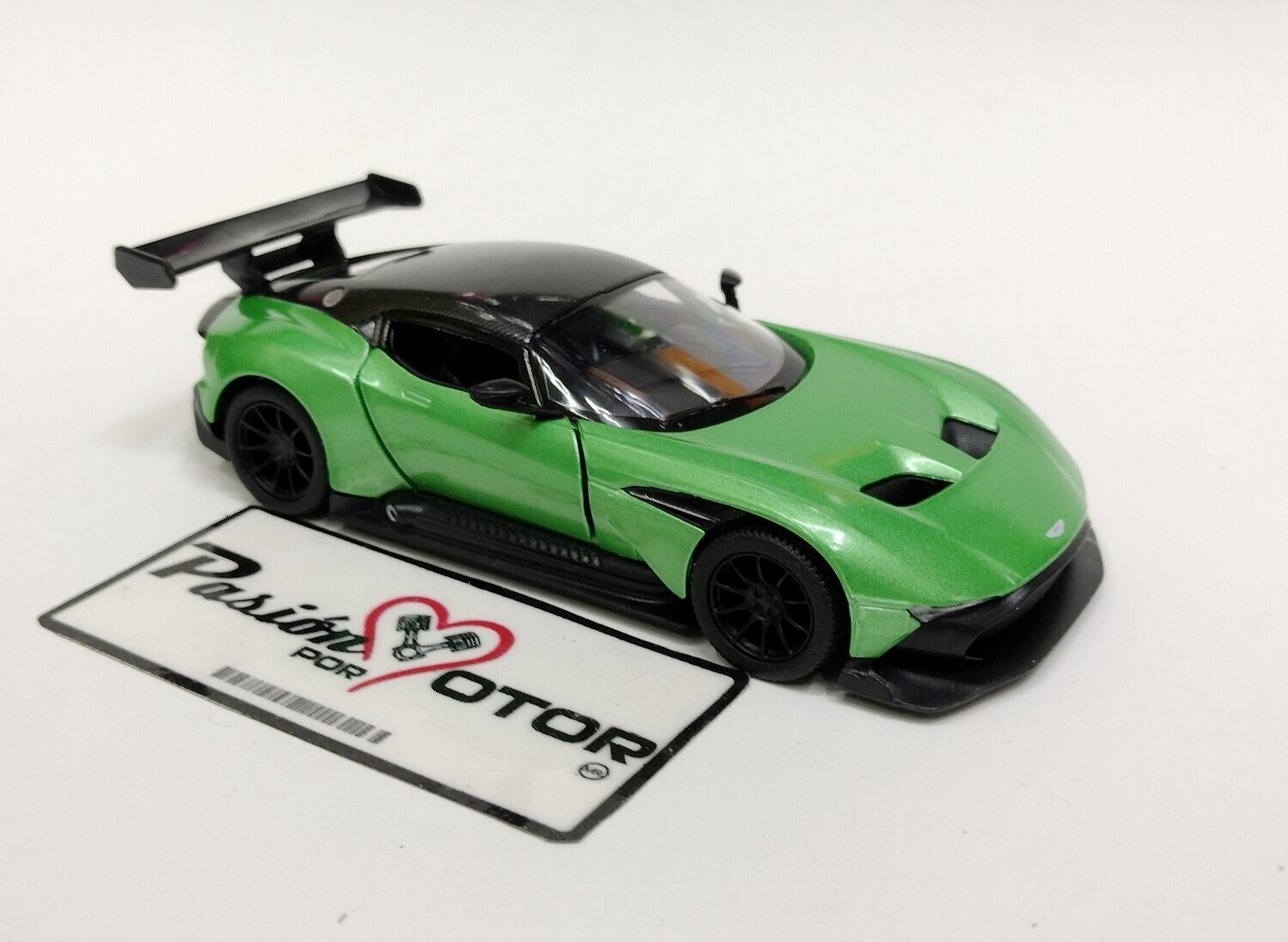 5 Pulgadas / 1:38 Aston Martin Vulcan Coupe 2015 Verde KINSMART Display a Granel 1:32 04801