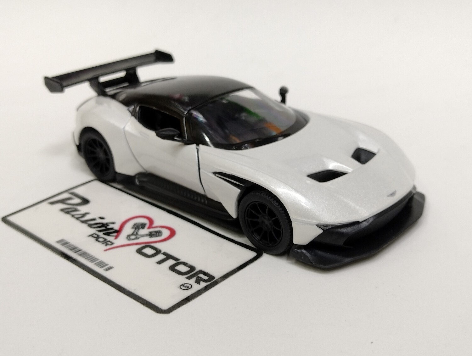 5 Pulgadas / 1:38 Aston Martin Vulcan Coupe 2015 Blanco KINSMART Display a Granel 1:32 01937