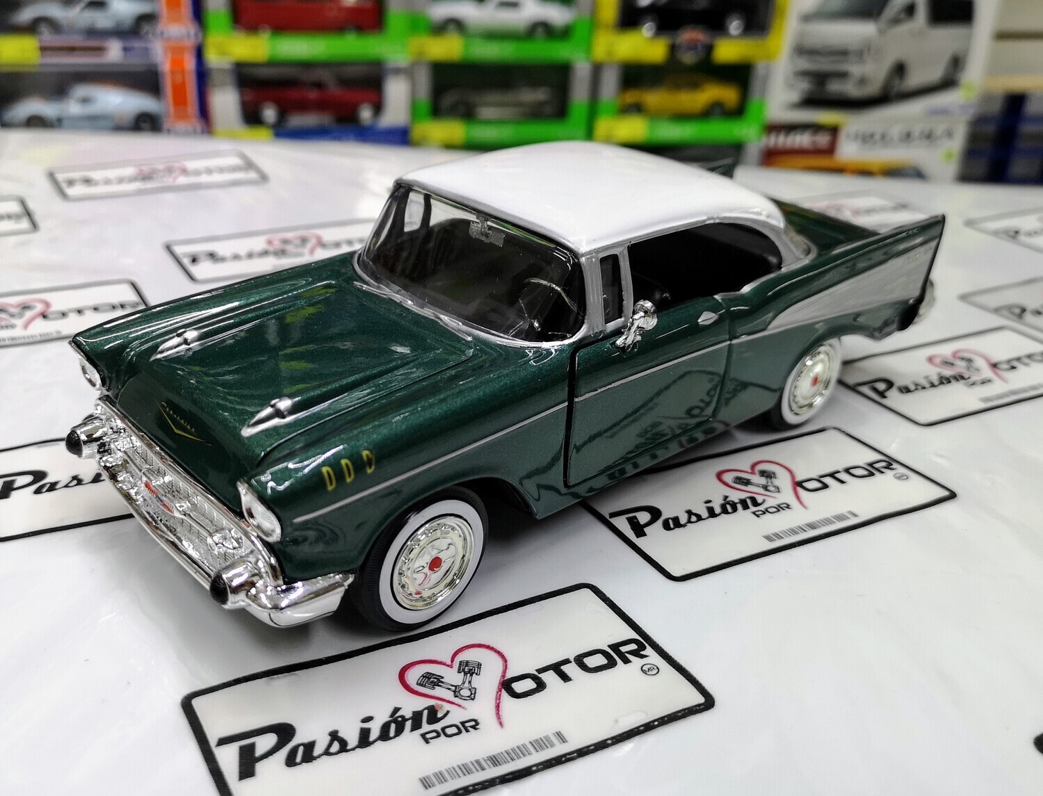 1:24 Chevrolet Bel Air Coupe 1957 Motor Max En Display a Granel