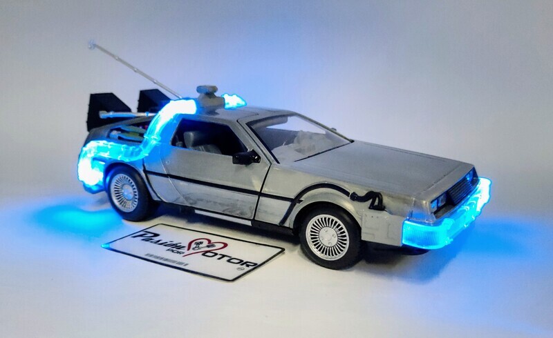 1:24 DMC DeLorean Coupe 1981 Time Machine Volver al Futuro 1 JADA TOYS Hollywood Rides