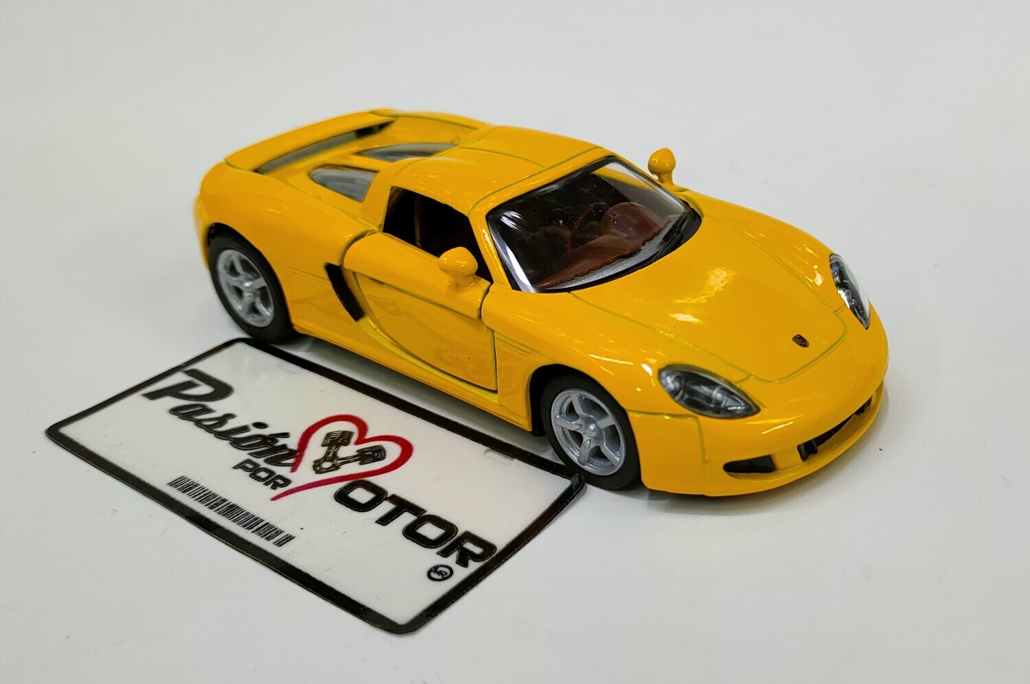 1:36 Porsche Carrera GT Targa 2003 Kinsmart Display a Granel 1:32