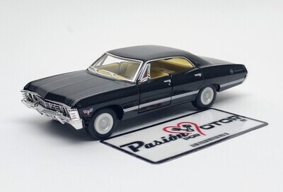 5 Pulgadas / 1:43 Chevrolet Impala Sport Sedan 1967 Negro KINSMART En display a granel 1:32 01858