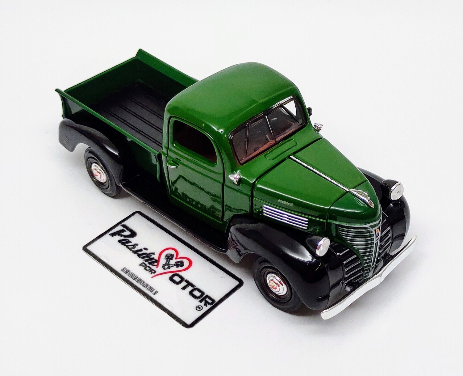 1:24 Plymouth PT 125 Express Pick Up 1941 Motor Max American Classics Display a Granel