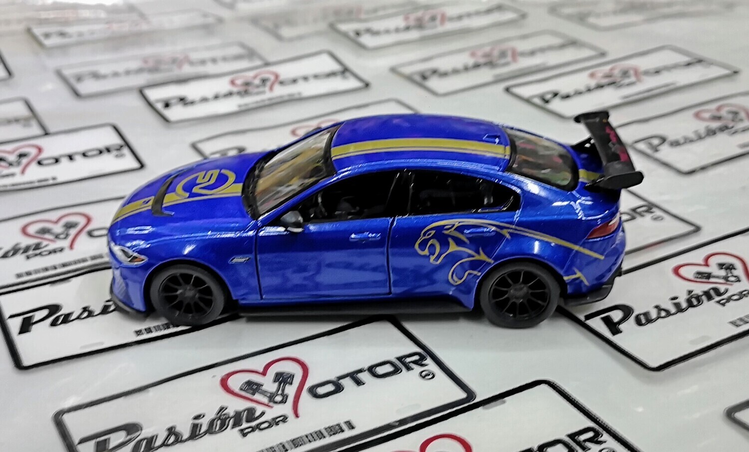 1:38 Jaguar XE SV Project 8 Livery Edition Sedan 2018 Cobre Kinsmart Display a Granel 1:32