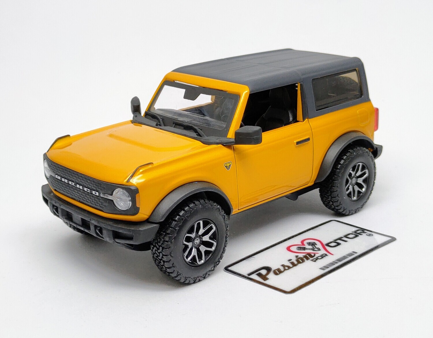 1:24 Ford Bronco Badlands 2 Puertas SUV 2021 Amarillo MAISTO Special Edition En Display a Granel