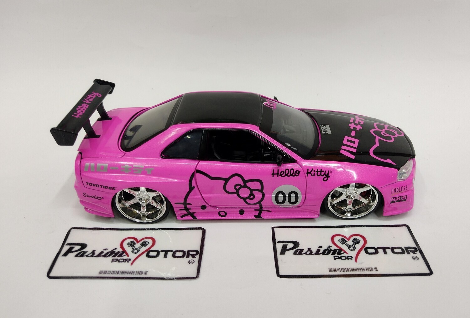 1:24 Nissan GT-R & Figura Hello Kitty Jada Toys