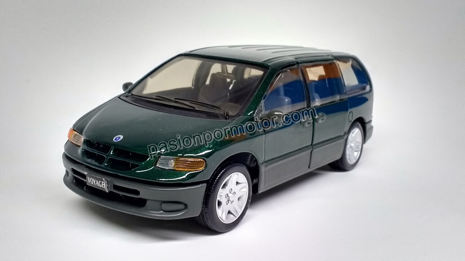 1:27 Chrysler - Dodge - Plymouth / Voyager - Caravan 1996 Minivan Maisto Special Edition En Display a Granel 1:24