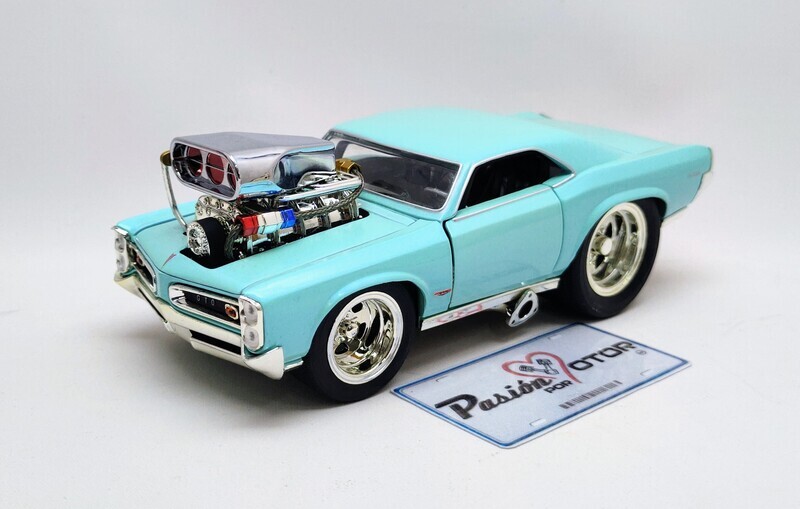 1:24 Pontiac GTO Coupe 1966 Muscle Machines En display a granel