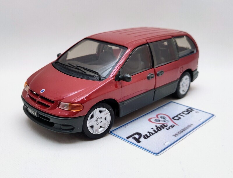 1:26 Chrysler - Dodge / Caravan 1996 Rojo Minivan MAISTO Special Edition En display a granel 1:24