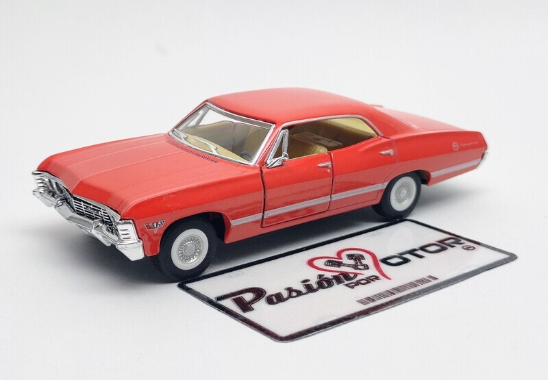 5 Pulgadas / 1:43 Chevrolet Impala Sport Sedan 1967 Rojo Kinsmart En display a granel 1:32 02542