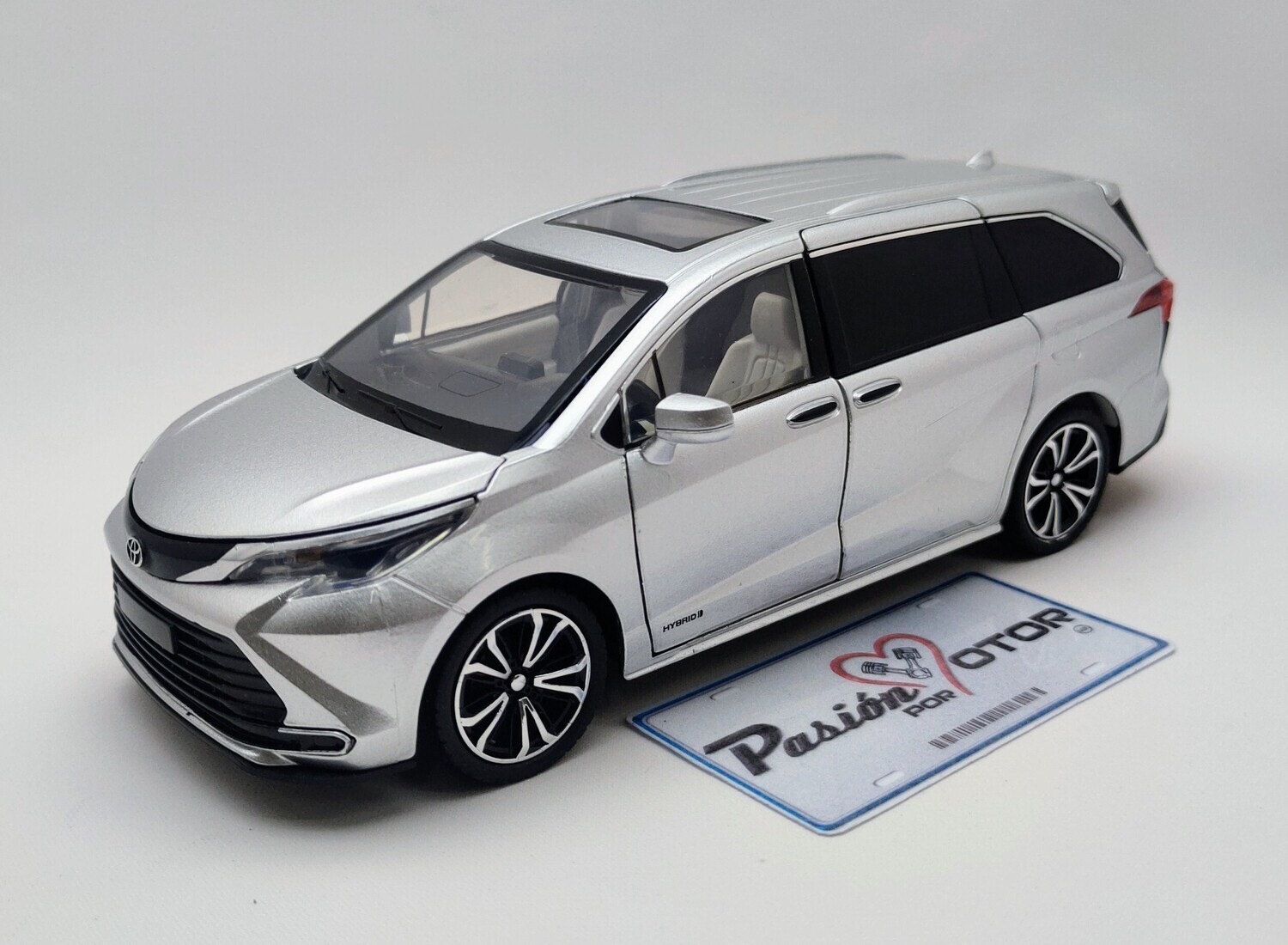 1:24 Toyota Sienna Hybrid Limited AWD Minivan 2021 Plata KINGSTOY En Display a Granel