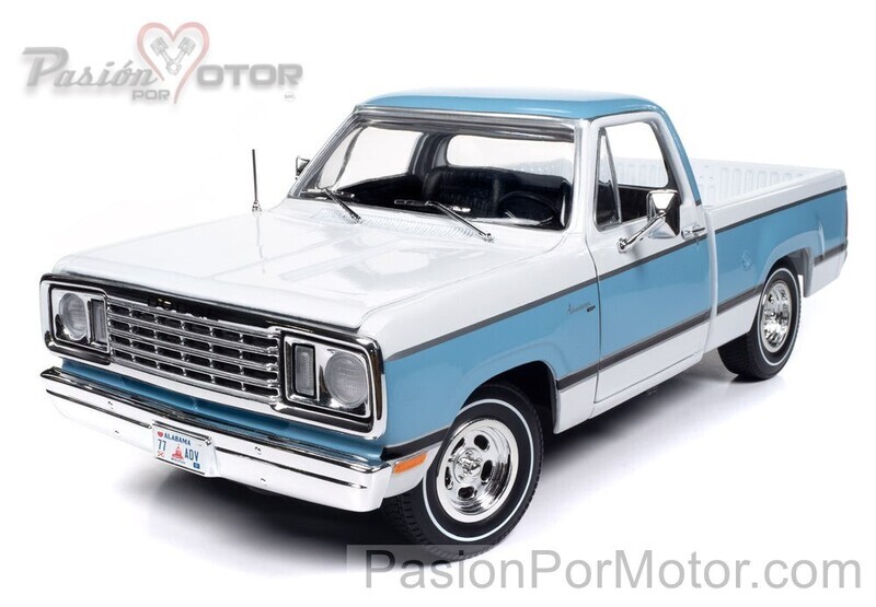 1:18 Dodge D100 Adventurer Sweptline Pick Up 1977 Azul con Blanco Pick Up AUTO WORLD American Muscle
