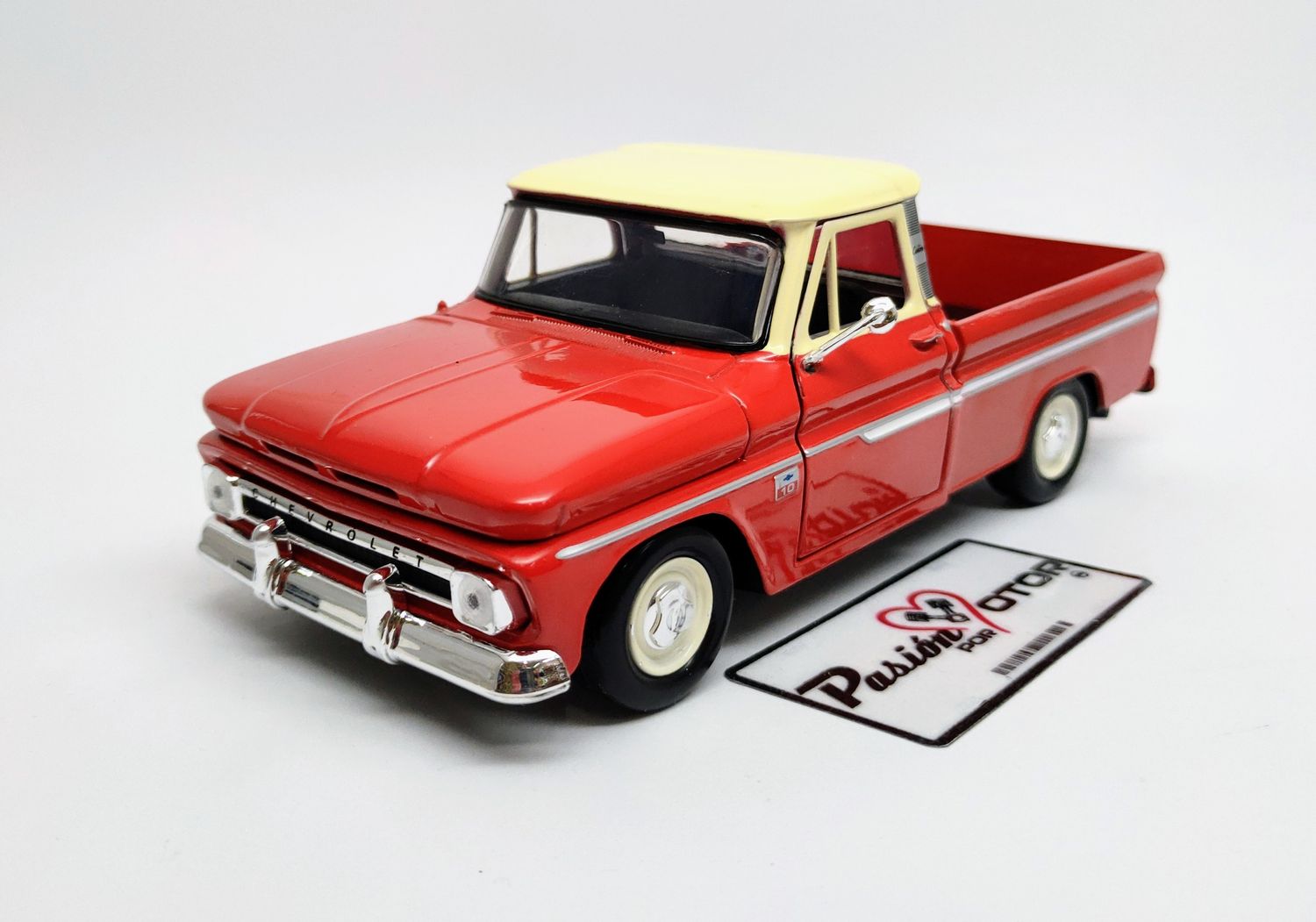 1:24 Chevrolet C-10 Fleetside Pick Up 1966 Rojo y Crema MOTOR MAX 03368