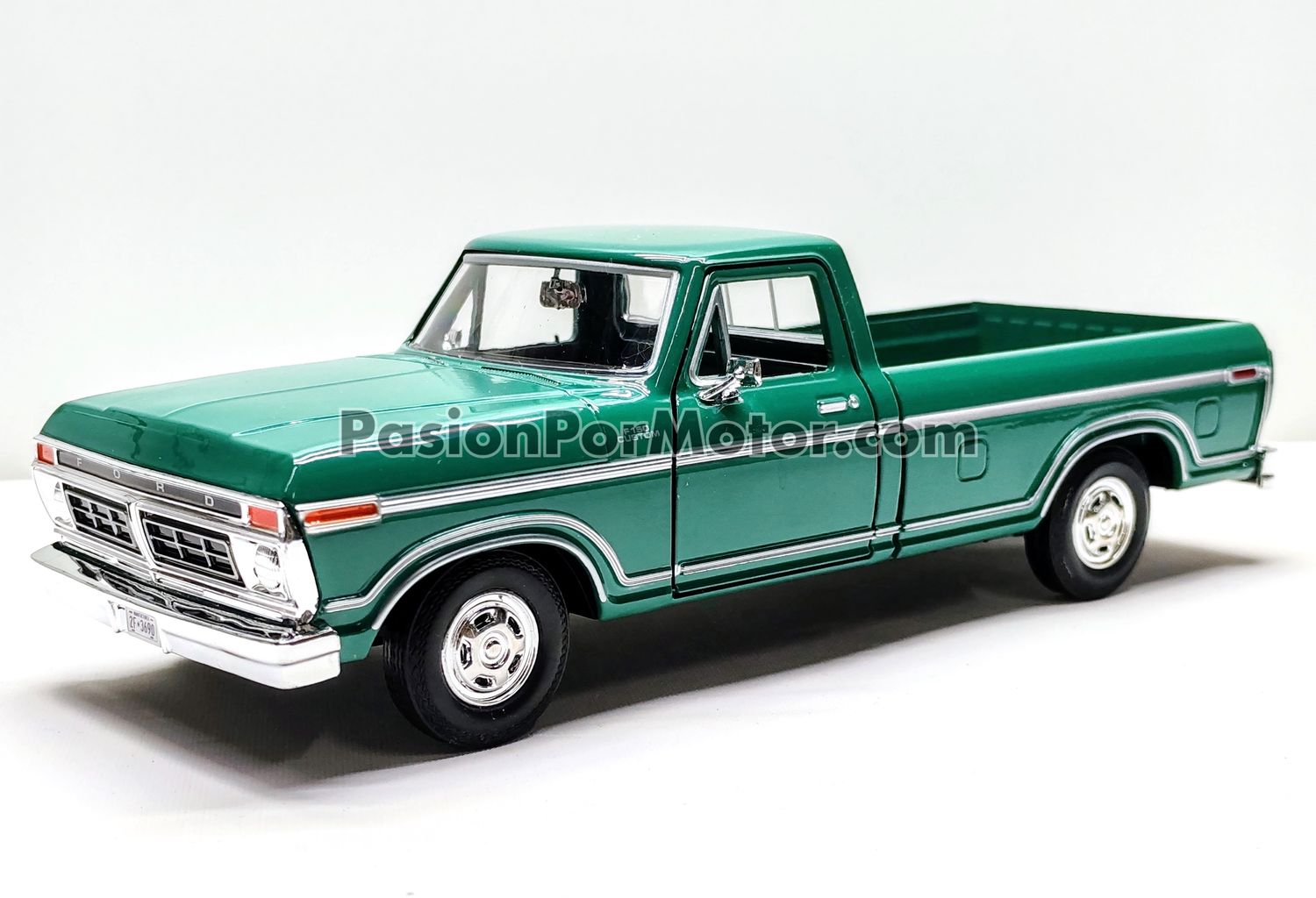 1:24 Ford F-150 Custom 1977 Verde Pick Up MOTOR MAX Timeless Legends 00660