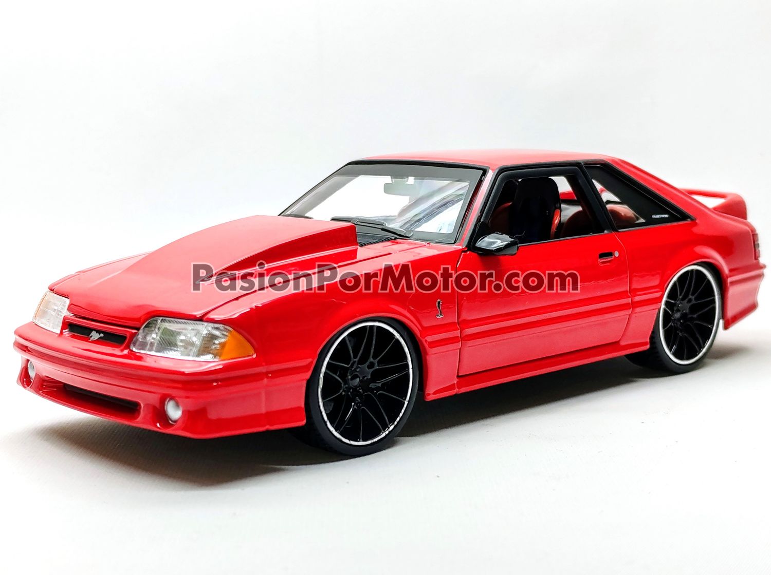 1:24 Ford Mustang Fox SVT Cobra 1993 Rojo MAISTO Design Classic Muscle 01497