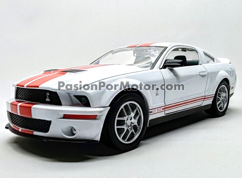 1:24 Ford Shelby GT 500 Coupe 2007 Blanco Con Franjas Rojas LUCKY DIE CAST Road Legends Collection 00378