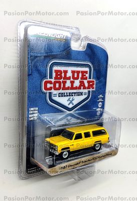 1:64 Chevrolet Suburban K20 Custom Deluxe 1987 Amarillo GREENLIGHT Blue Collar
