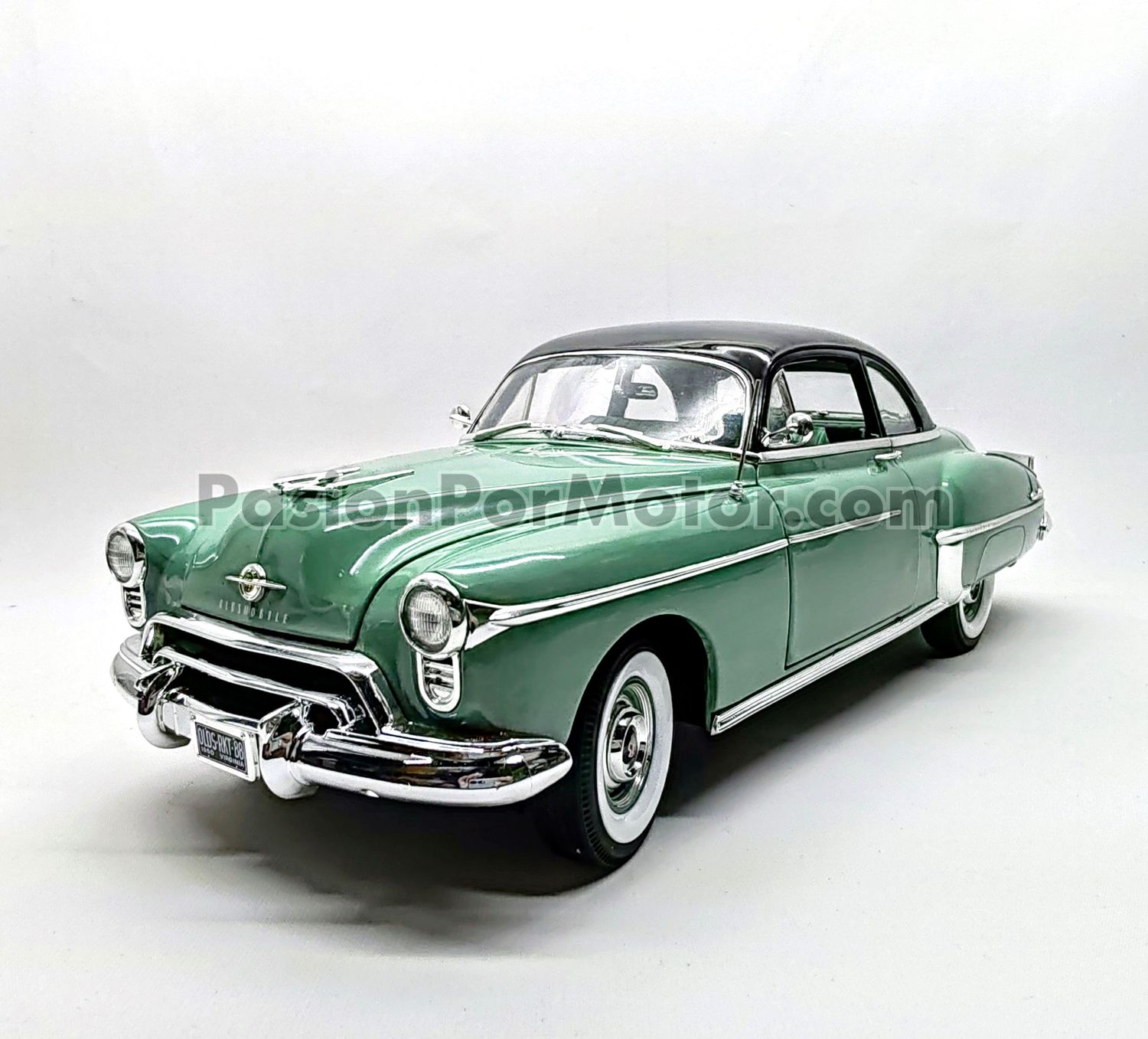 1:18 Oldsmobile Rocket 88 Coupe 1950 Verde Con Negro AUTO WORLD American Muscle 03928