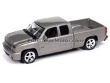 1:64 Chevrolet Silverado SS Cabina Extendida Fleetside 2006 Plata Pick Up AUTO WORLD Muscle Trucks Premium