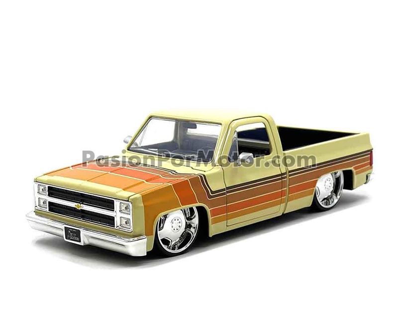 1:24 Chevrolet C-10 Silverado 1985 Pick Up Cabina Regular Caja Corta Rines Lowenhart Cafe con Franjas JADA TOYS Just Trucks 04023