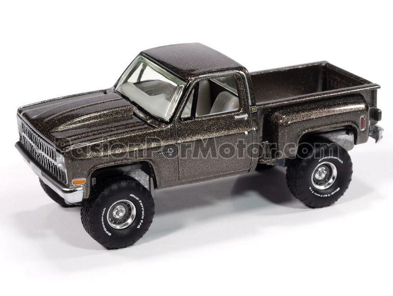 1:64 Chevrolet Silverado Stepside 1981 Pick Up Gris AUTO WORLD Muscle Trucks Premium Series 04493