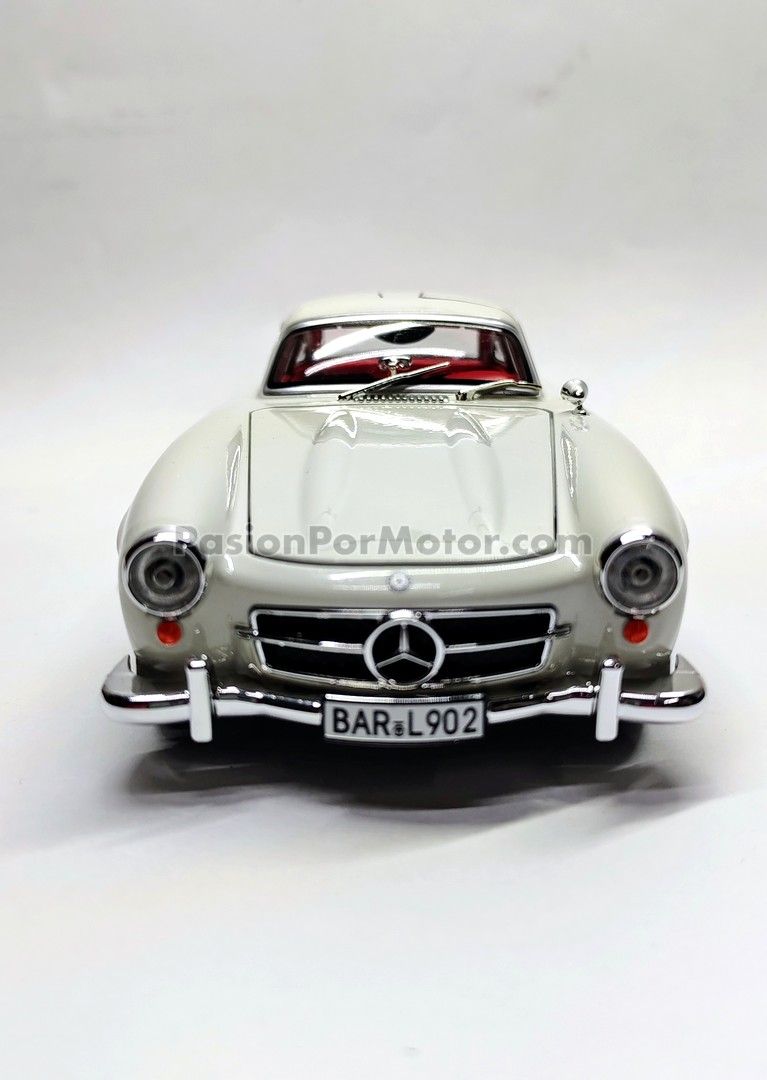 1:24 Mercedes Benz 300 SL 1954 Blanco Con Luz y Sonidos 04430