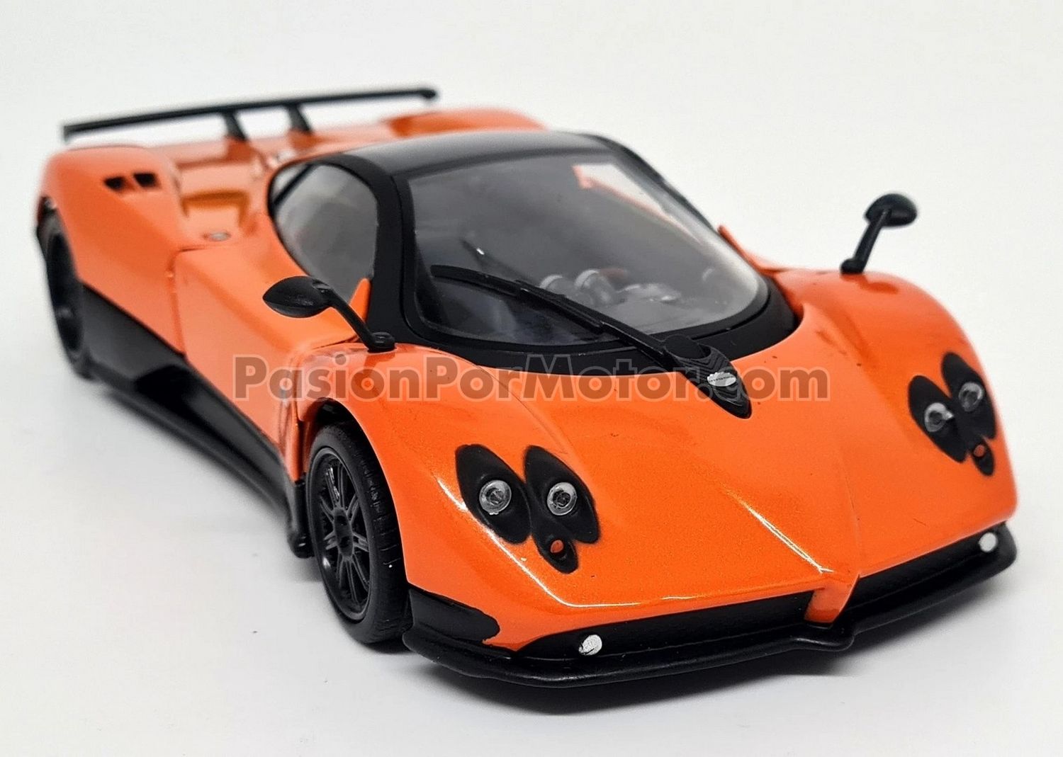 1:24 Pagani Zonda F 2005 Naranja  MOTOR MAX Timeless Legends 04619