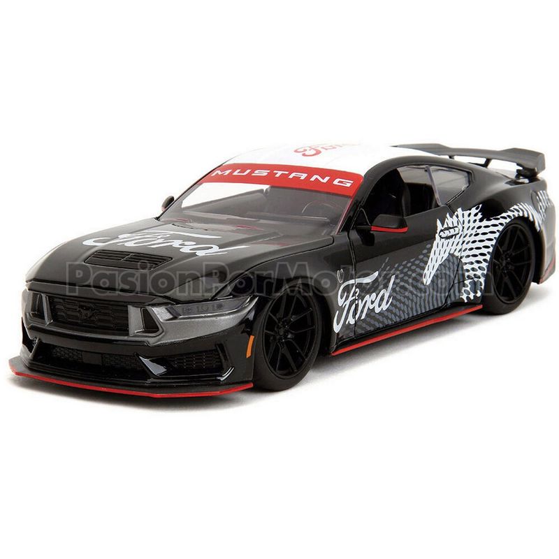 1:24 Ford Mustang Dark Horse 2024 Negro Con Gráficos en Blanco y Rojo JADA TOYS Big Time Muscle 04716
