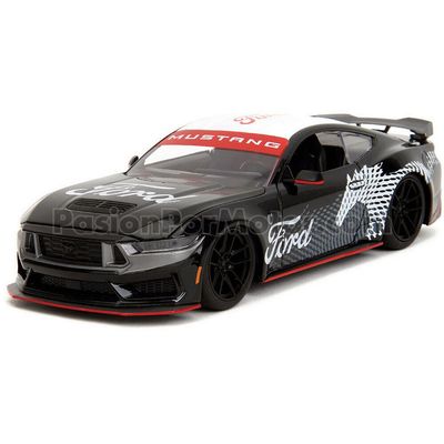 1:24 Ford Mustang Dark Horse 2024 Negro Con Gráficos en Blanco y Rojo JADA TOYS Big Time Muscle 04716