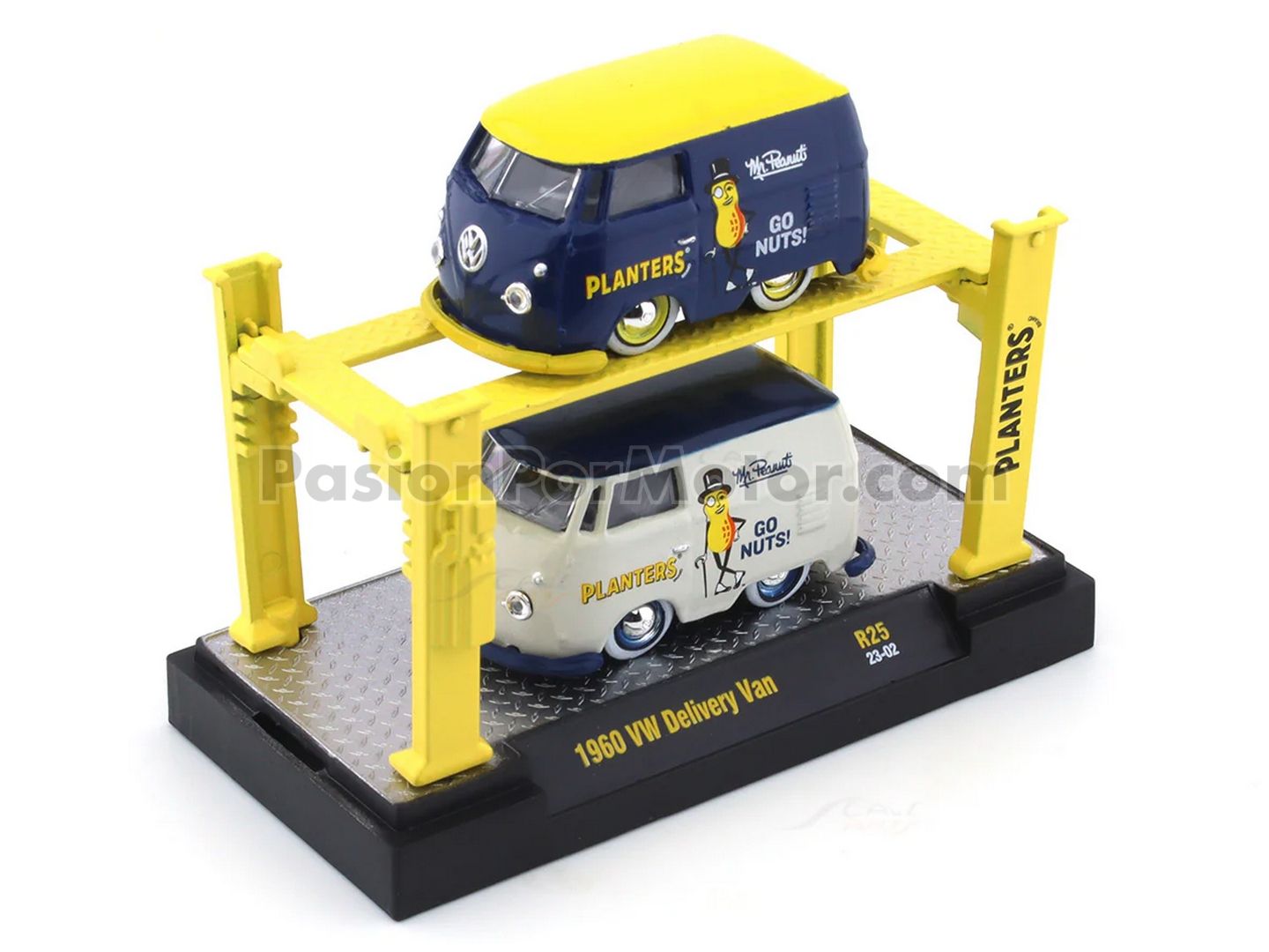 1:64 Set 2 Volkswagen Short Delivery Van 1960 Mr Peanut Planters Azul &amp; Amarillo + Elevador Metalico M2 Auto Lift Serie 25 04761