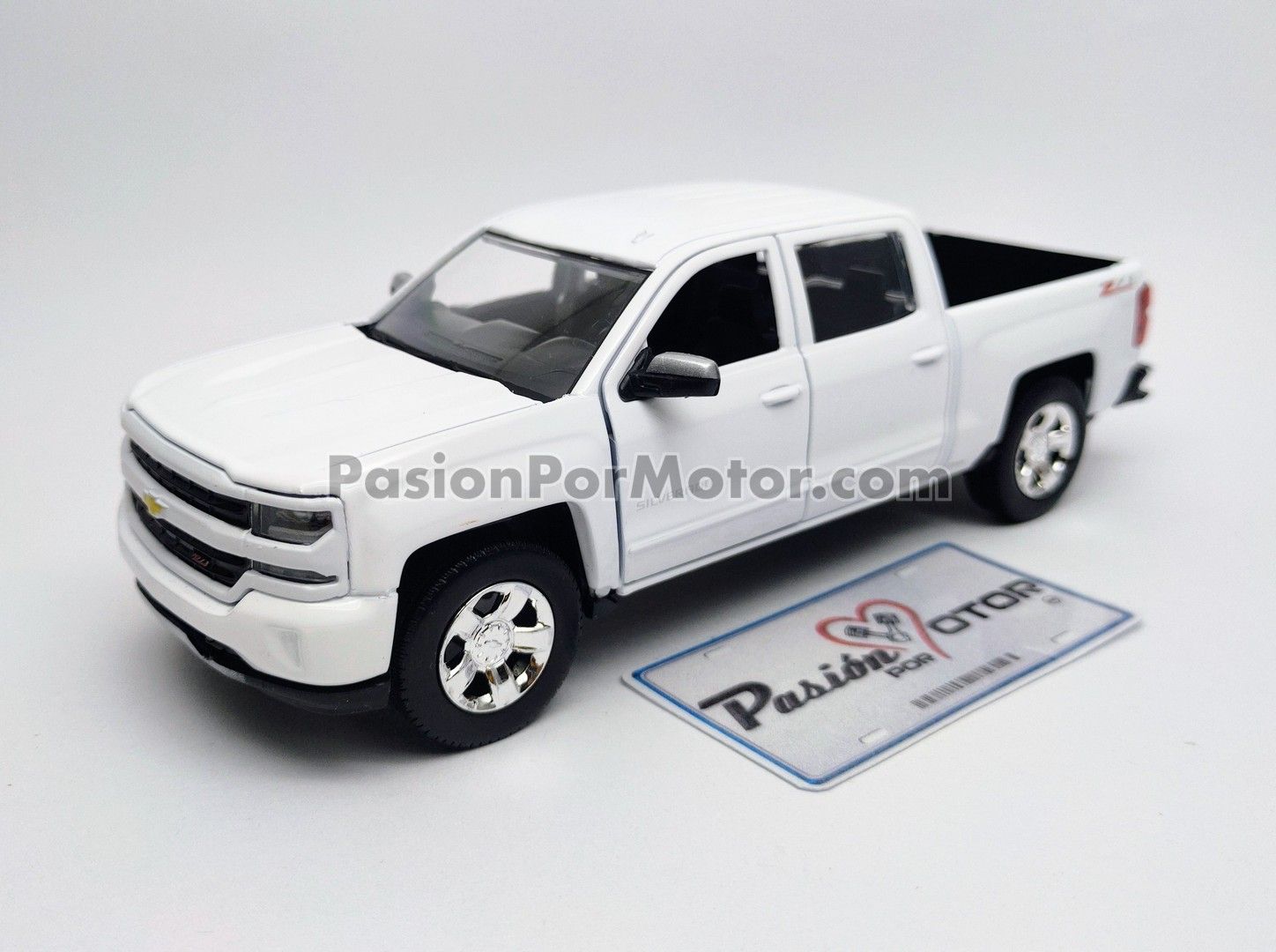 1:27 Chevrolet Silverado 1500 LT Z71 Crew Cab Pick Up 2017 Blanco MOTOR MAX 1:24 01263