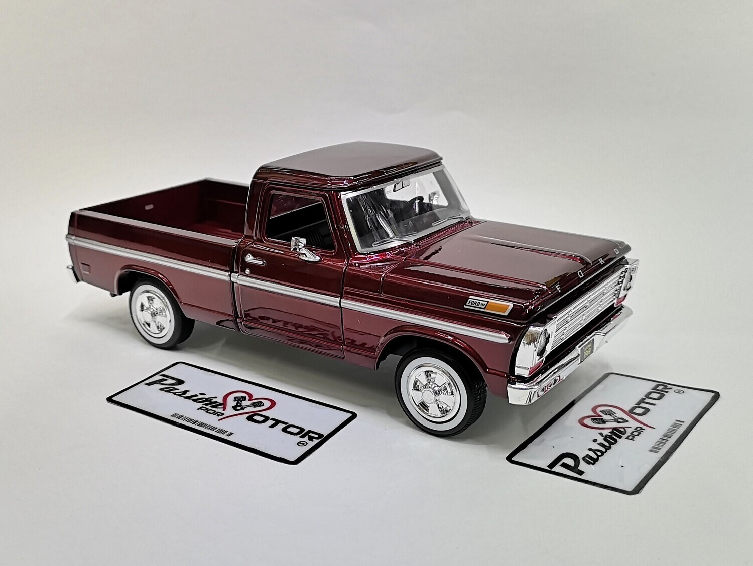 1:24 Ford F-100 Pick Up Caja Corta 1969 Borgoña MOTOR MAX Timeless Legends 00230