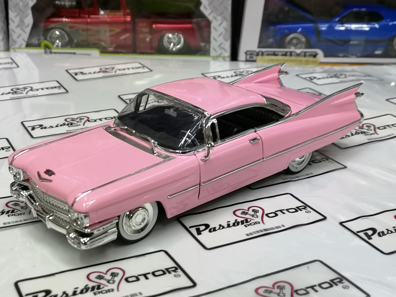 1:24 Cadillac Coupe Deville 1959 Rosa JADA TOYS Showroom Floor