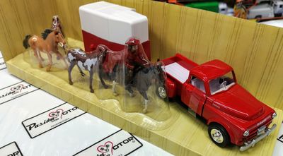 1:32 Dodge Pick Up 1952 Rojo Con Remolque Para Caballos y Figuras NEW RAY 00613 1:32 Dodge Pick Up 1952 Rojo Con Remolque Para Caballos y Figuras NEW RAY 00613