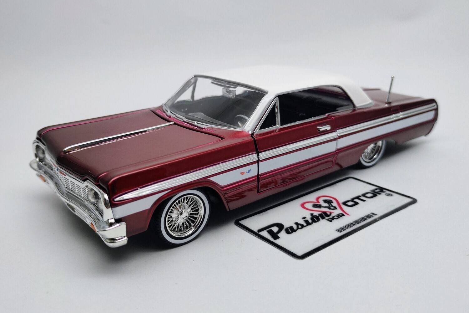 1:24 Chevrolet Impala Coupe 1964 Rojo y Blanco Low Rider MOTOR MAX 01583 1:24 Chevrolet Impala Coupe 1964 Rojo y Blanco Low Rider MOTOR MAX 01583