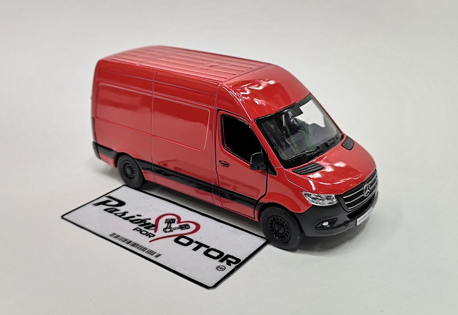 5 Pulgadas / 1:48 Mercedes Benz Sprinter Techo Sobreelevado 2020 Rojo KINSMART En Display a Granel 02550