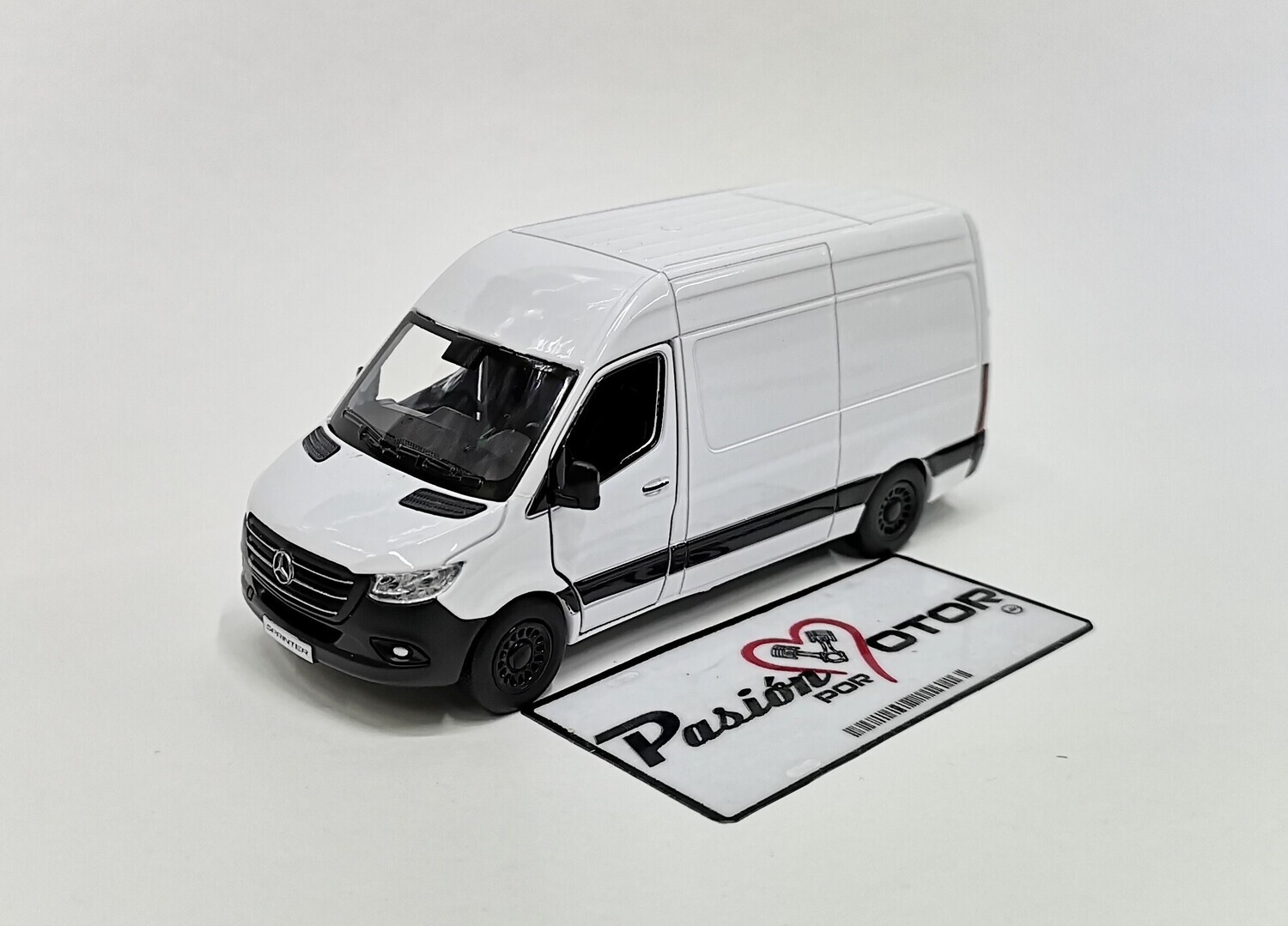 5 Pulgadas / 1:48 Mercedes Benz Sprinter Techo Sobreelevado 2020 Blanco KINSMART En Display a Granel 02551